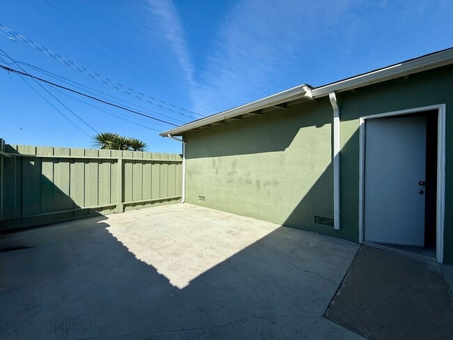 Building Photo - Refreshed 2 Bed/1-Bath Duplex Near Beach & Trails in Fairway Park