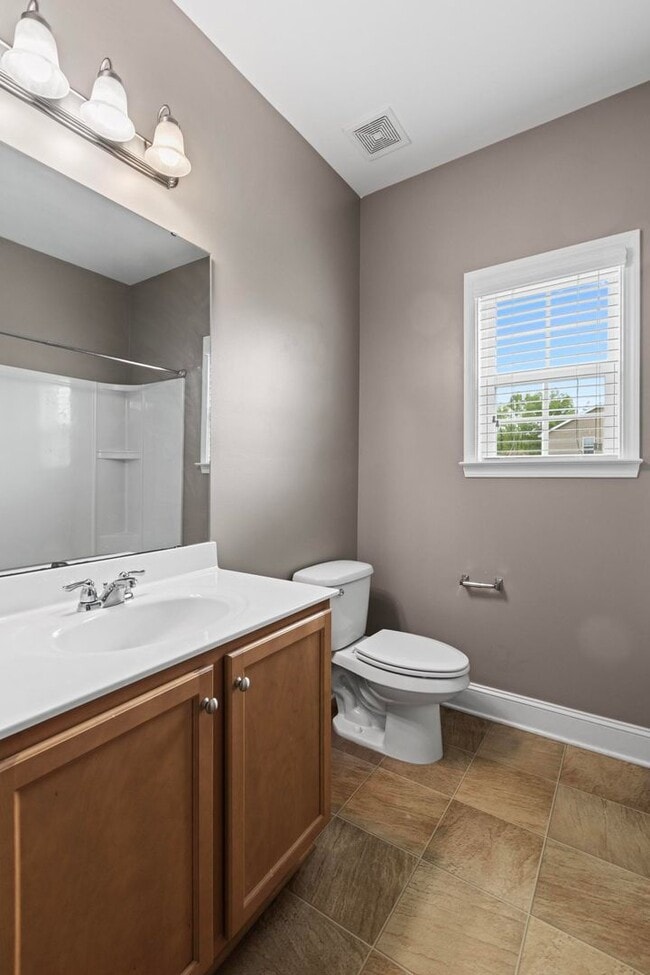 Building Photo - 3 bedroom Ranch Available Now!