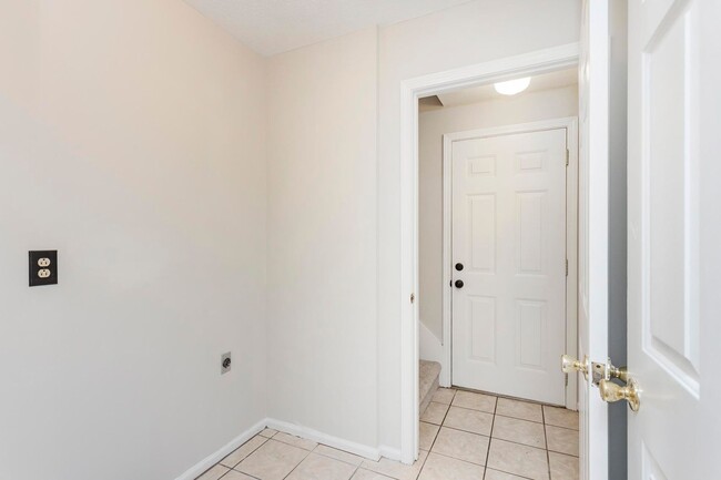 Building Photo - 105 Redbud Dr