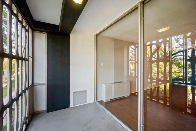 Building Photo - 1 bedroom 1 bathroom Condo in Navy Yard!