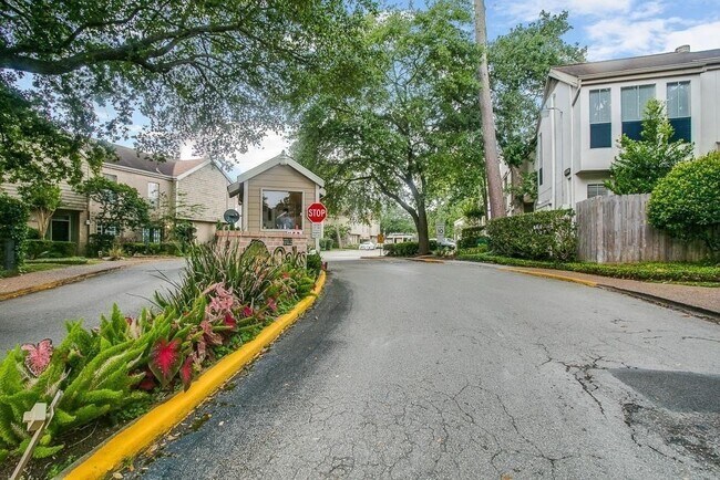 Building Photo - 2100 Tanglewilde St