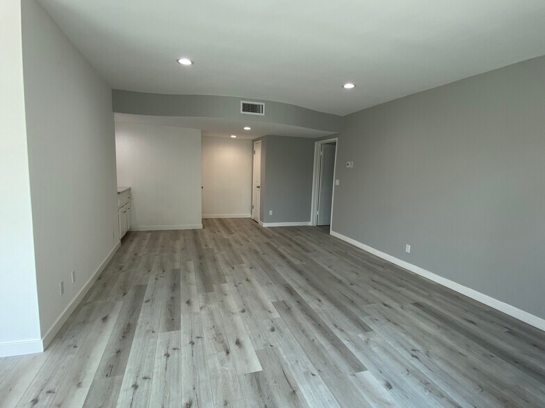 Building Photo - 10823 Camarillo St