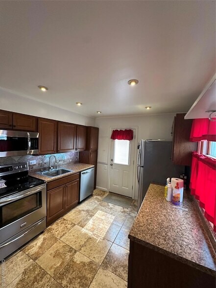 Building Photo - 12 Green Ln