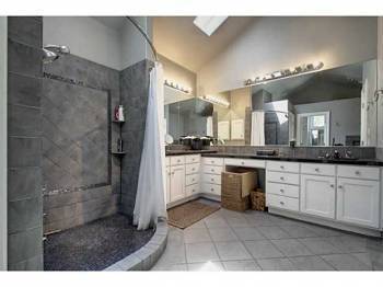 Building Photo - AVAILABLE AUGUST: Upscale 4 bed/2.5 bath home in North Campus just north of UT