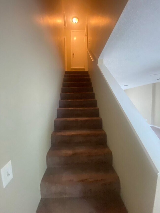 Building Photo - Beautiful 2 Story Home, Centrally Located in a Quiet Neighborhood! *1/2 OFF 1st Month's Rent!*