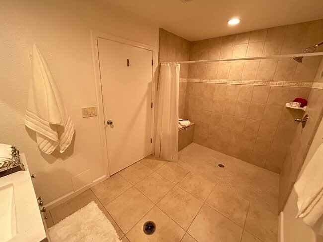 Building Photo - Stunning 4-bedroom, 2-bathroom home