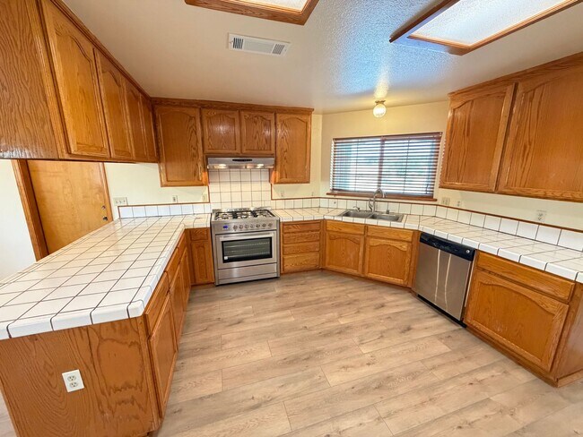 Building Photo - 3 Bed 2 Bath Country Home
