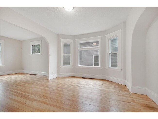 Building Photo - 804 Hawthorne Ave E