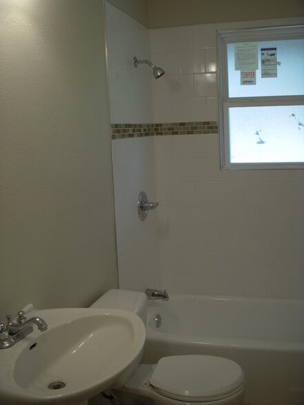 Main bathroom - 500 Town North Drive