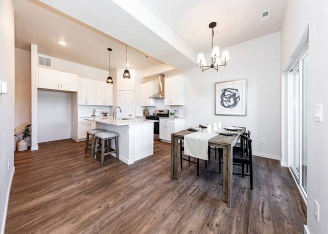 Building Photo - FULLY FURNISHED 3 Bed Luxury End Unit Townhome backs to Nature