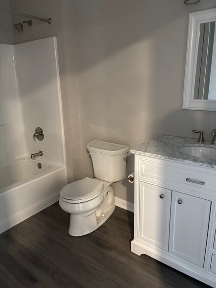 BATHROOM - 141 Woodlake Dr