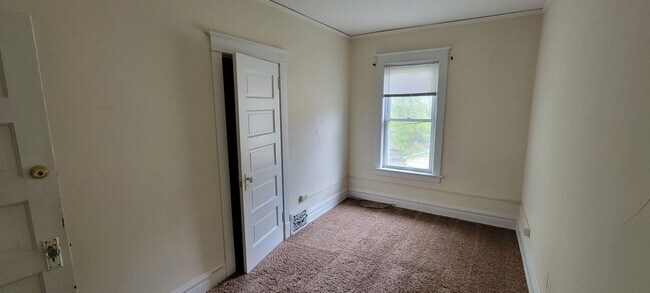 Building Photo - AVAILABLE JUNE - 4 Bed 1 Bath Located In East Hillside