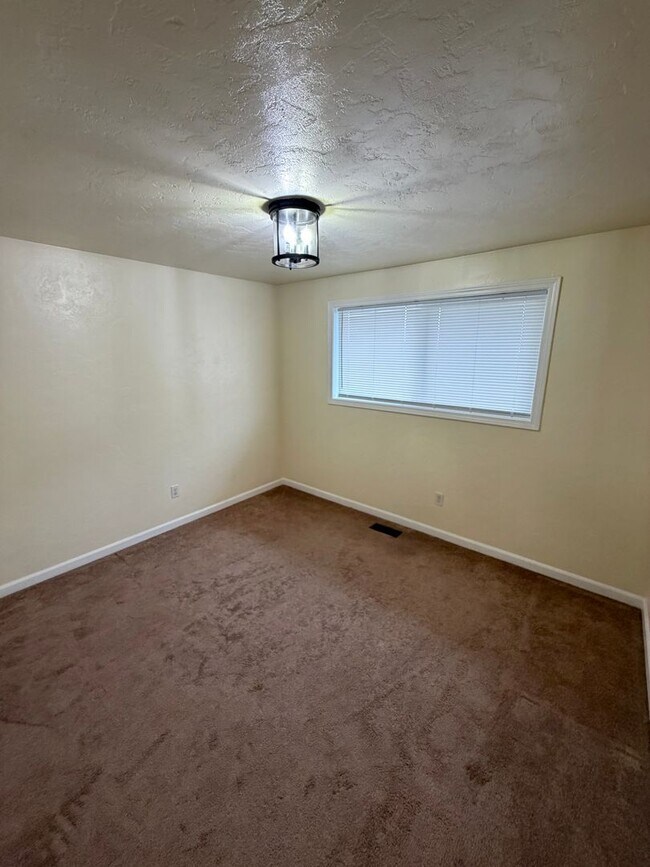 Building Photo - Must See 3 Bedroom with Fenced Yard!