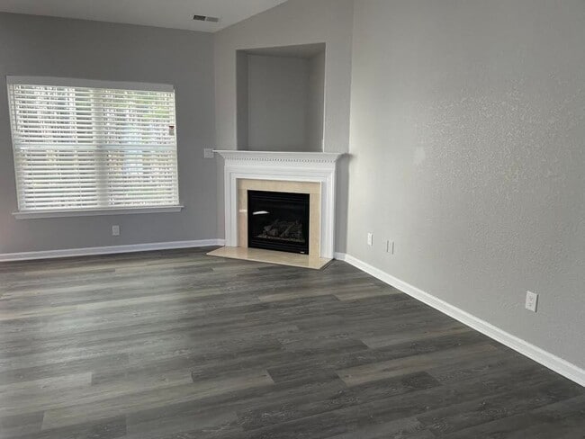 Building Photo - Woodbridge Pointe