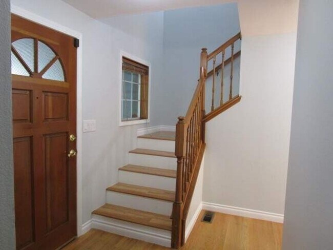 Building Photo - 4 Bedroom, 2.5 Bathroom Artondale area home