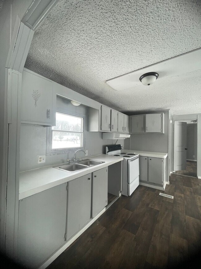 Building Photo - Country living with spacious front and backyard - 3 beds/ 2bath available now