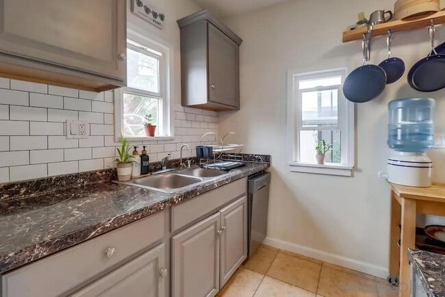 Building Photo - 3891 Superba St