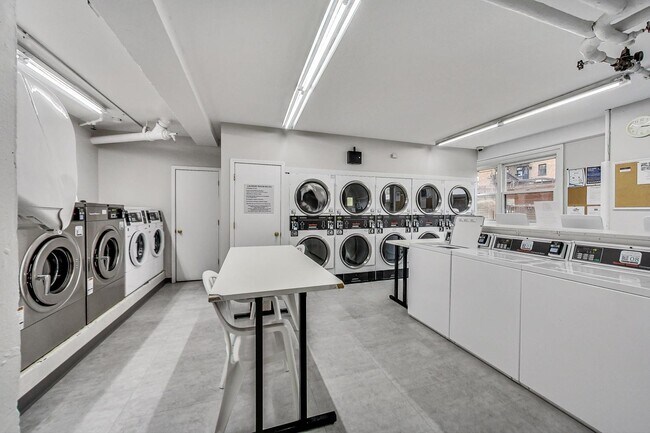 Building Photo - 2909 N Sheridan Rd