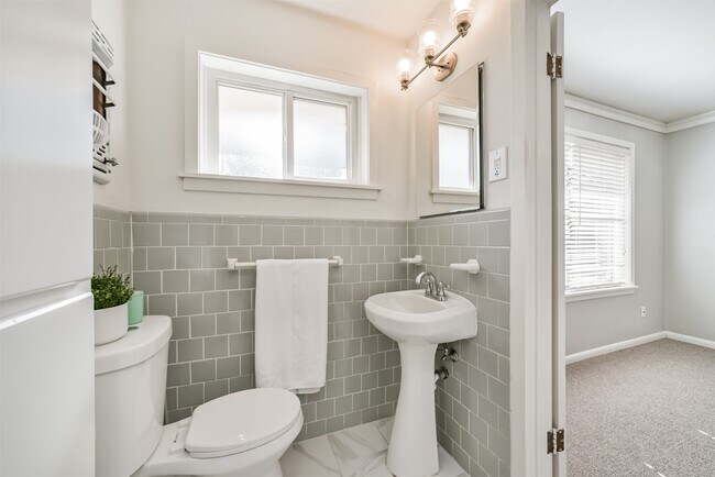 Building Photo - 5511 Kinglet St