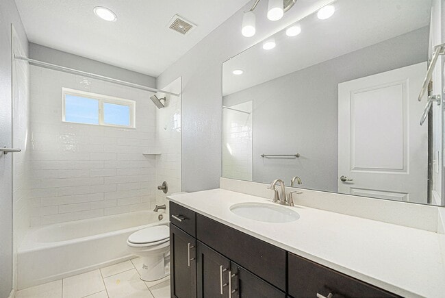 Building Photo - Bright & Spacious 3-Bedroom Home on a Corn...