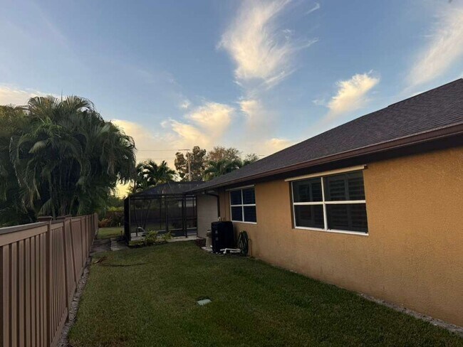 Building Photo - 4BR / 2BA Pool Home Near the Beach – Bonita Springs, FL