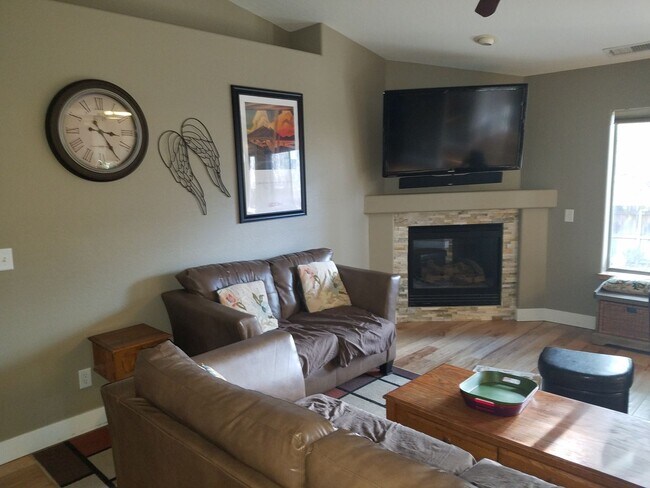 Building Photo - Beautiful Boulder Pointe Home! 3bd / 2ba + Office - No Students! - Small Pets Considered!! Avail....