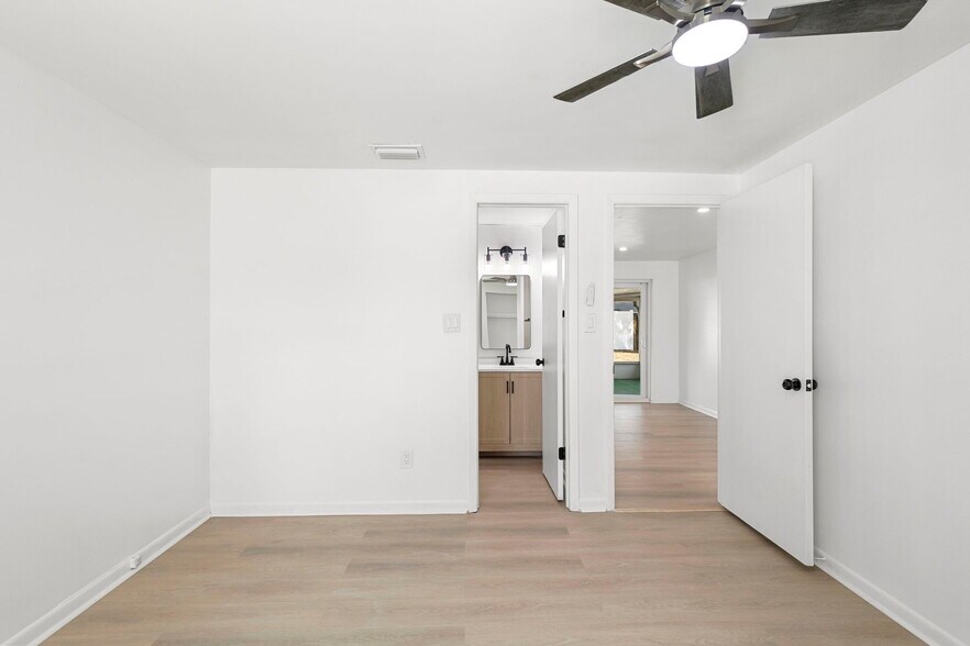 Building Photo - 516 Avocado Cir