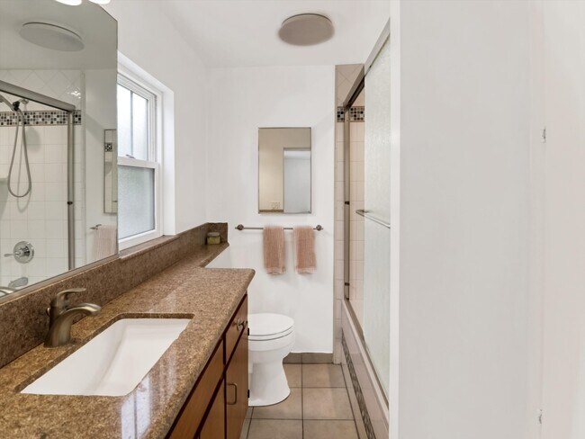 Building Photo - 218 25th Pl