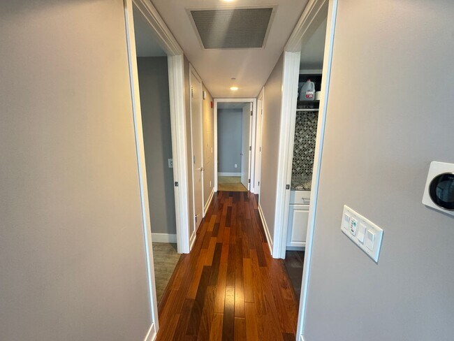 Building Photo - Three Bedroom - RiverHouse Condo!