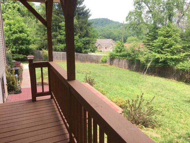 Building Photo - Spacious home with tons of upgrades! 4 Bedrooms/3.5 bathrooms
