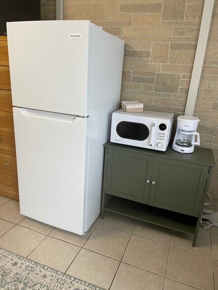 Building Photo - 107 Elyria St