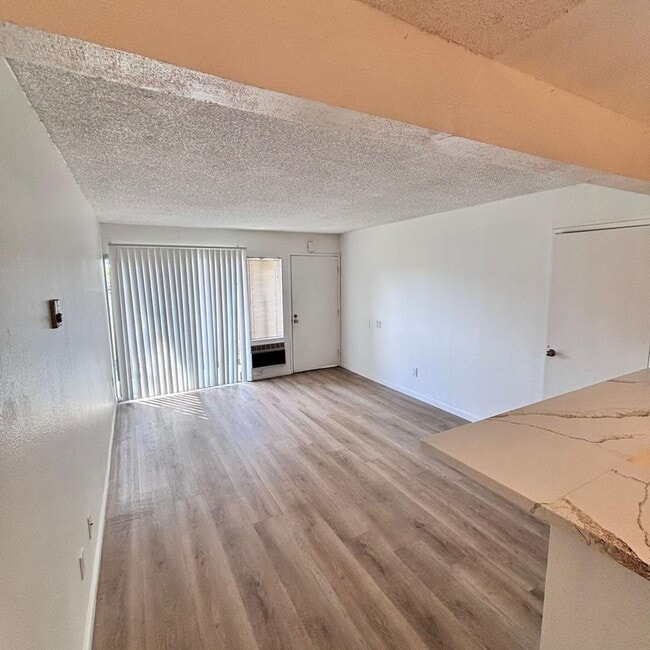 Building Photo - LIGHT & BRIGHT UPGRADED, 2 BEDROOM CONDO, ...