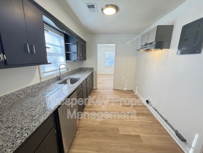 Building Photo - 205 25th St