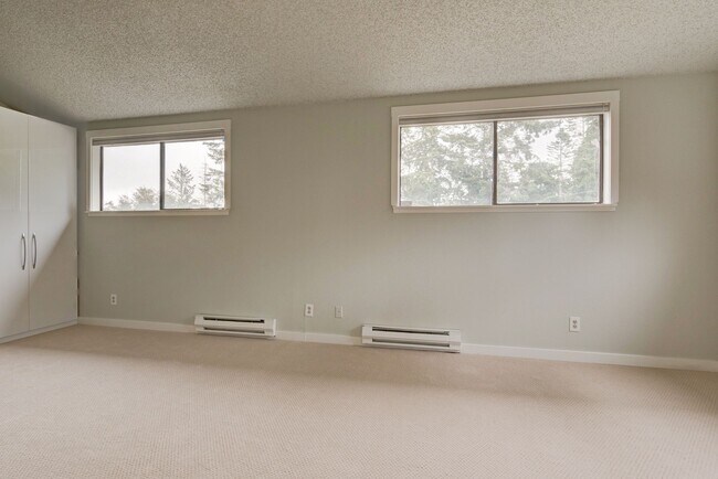 Building Photo - 3 Bedroom Condo on West Beach Bluffs **$500 off the first months rent**