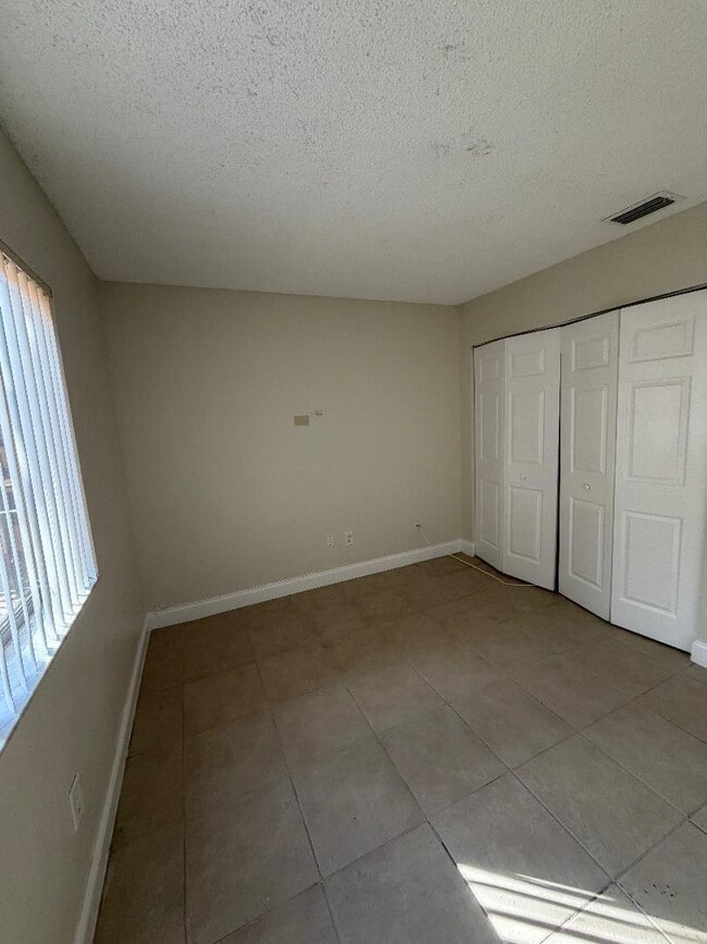 Building Photo - 6043 10th Ave N