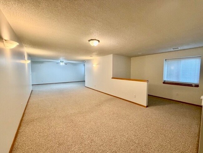 Building Photo - 4 bedroom Home in Regency Lakes!