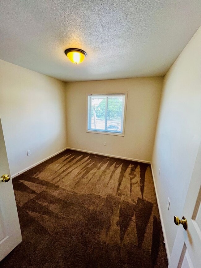 Building Photo - Large 2BR/1.5 bath apartment!