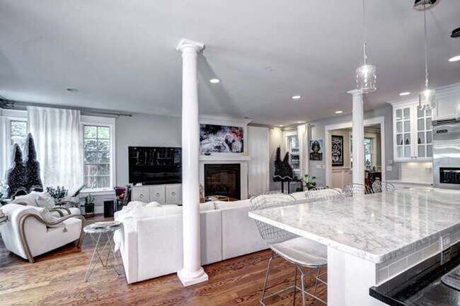 Building Photo - Beautiful Luxury Home Available in Boulder
