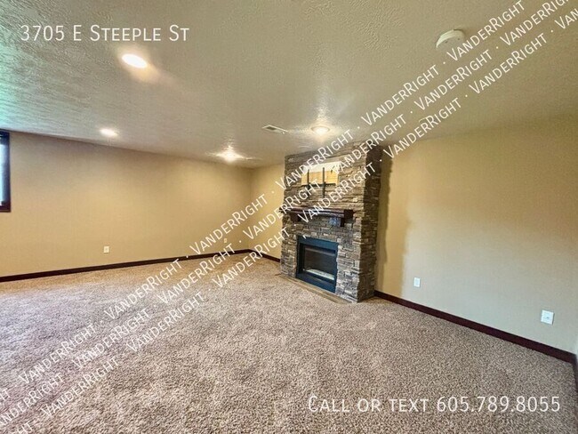Building Photo - 3705 E Steeple St