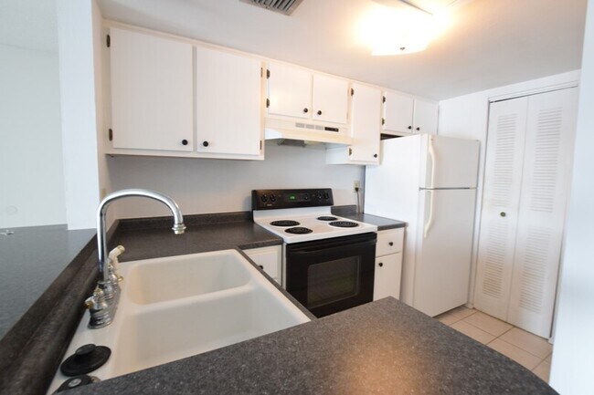 Building Photo - 576 Orange Dr