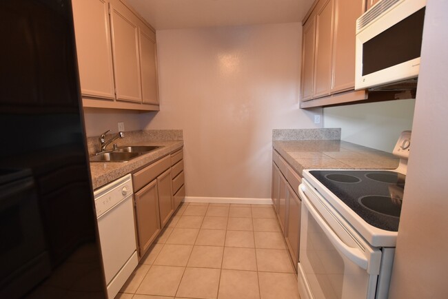 Building Photo - Bright Cambrian 3 Bedroom 2.5 Bath Home w/Office