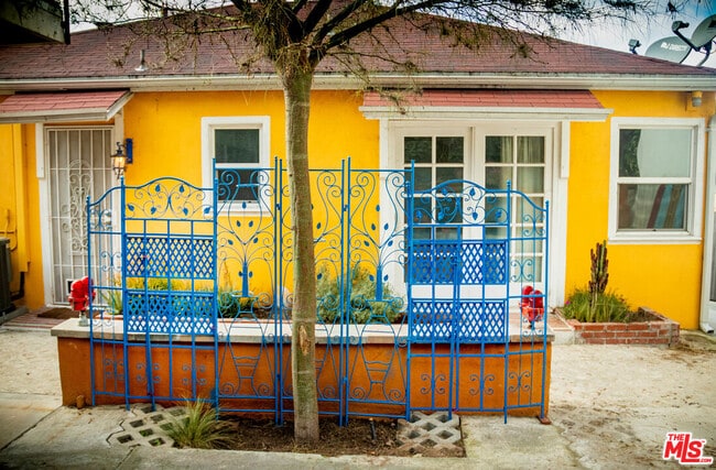 Building Photo - 2420 Teviot St