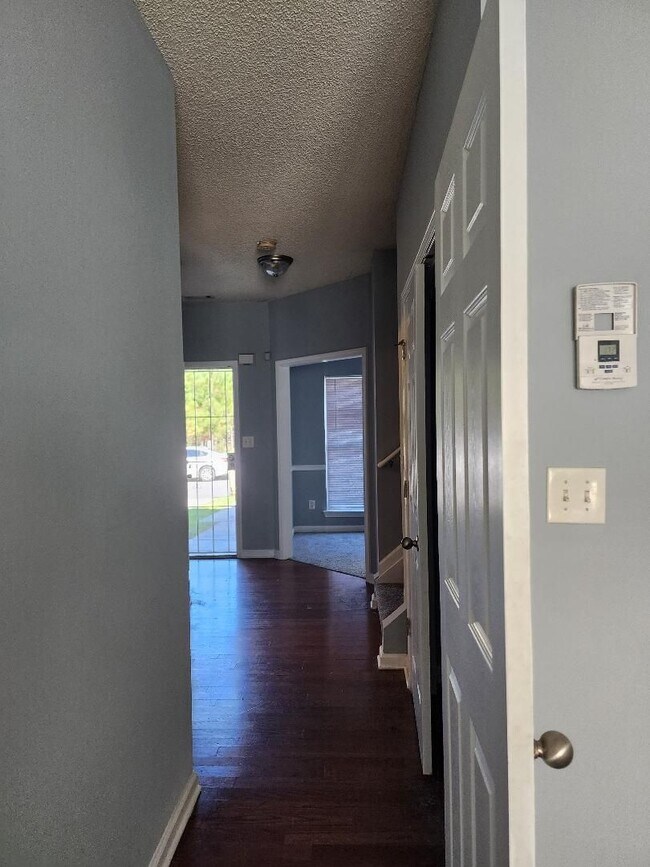 Building Photo - 221 Shenandoah Dr