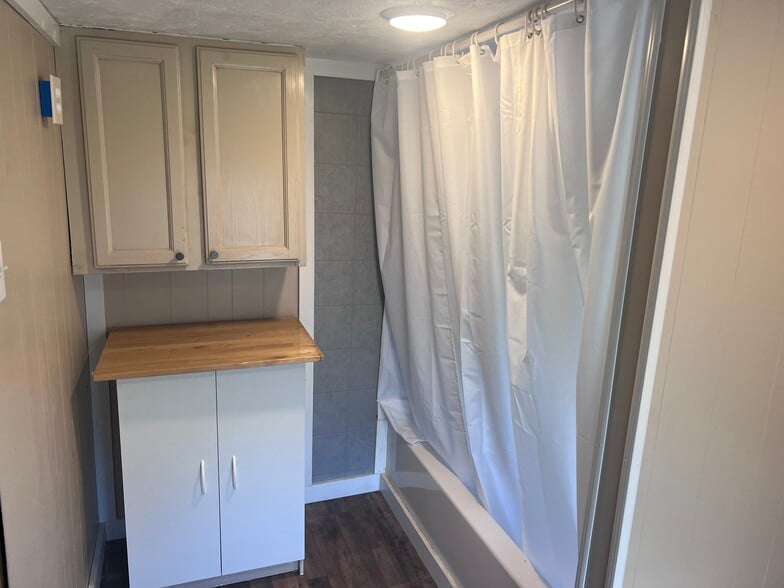 Full bath with tub and shower - 668 Brooklyn Ave