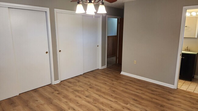 Building Photo - 3 BR Home Across From Country Club Golf Co...