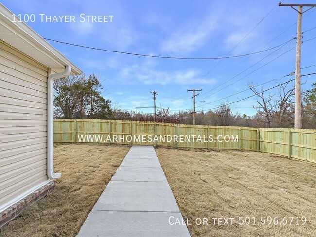 Building Photo - 1100 Thayer St