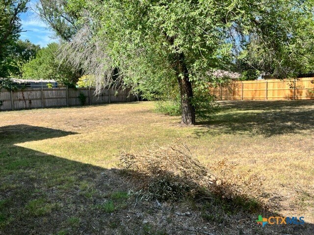 Building Photo - 1302 S Mesquite Ave