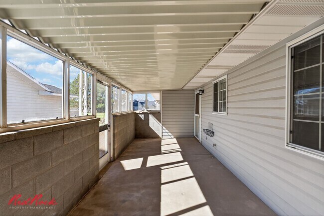 Building Photo - Conveniently Located 3 Bedroom Townhome