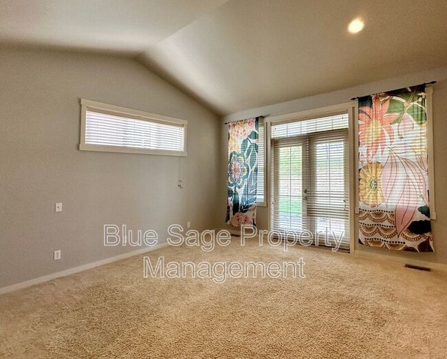 Building Photo - 20 Tanoak Ct
