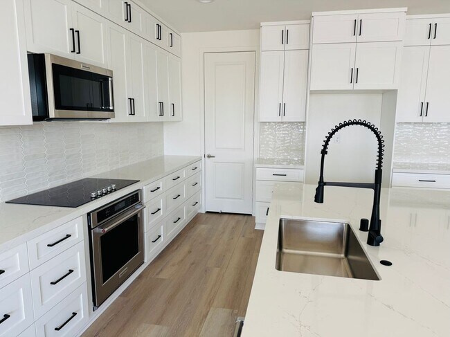 Building Photo - 8631 Mission Villa Dr